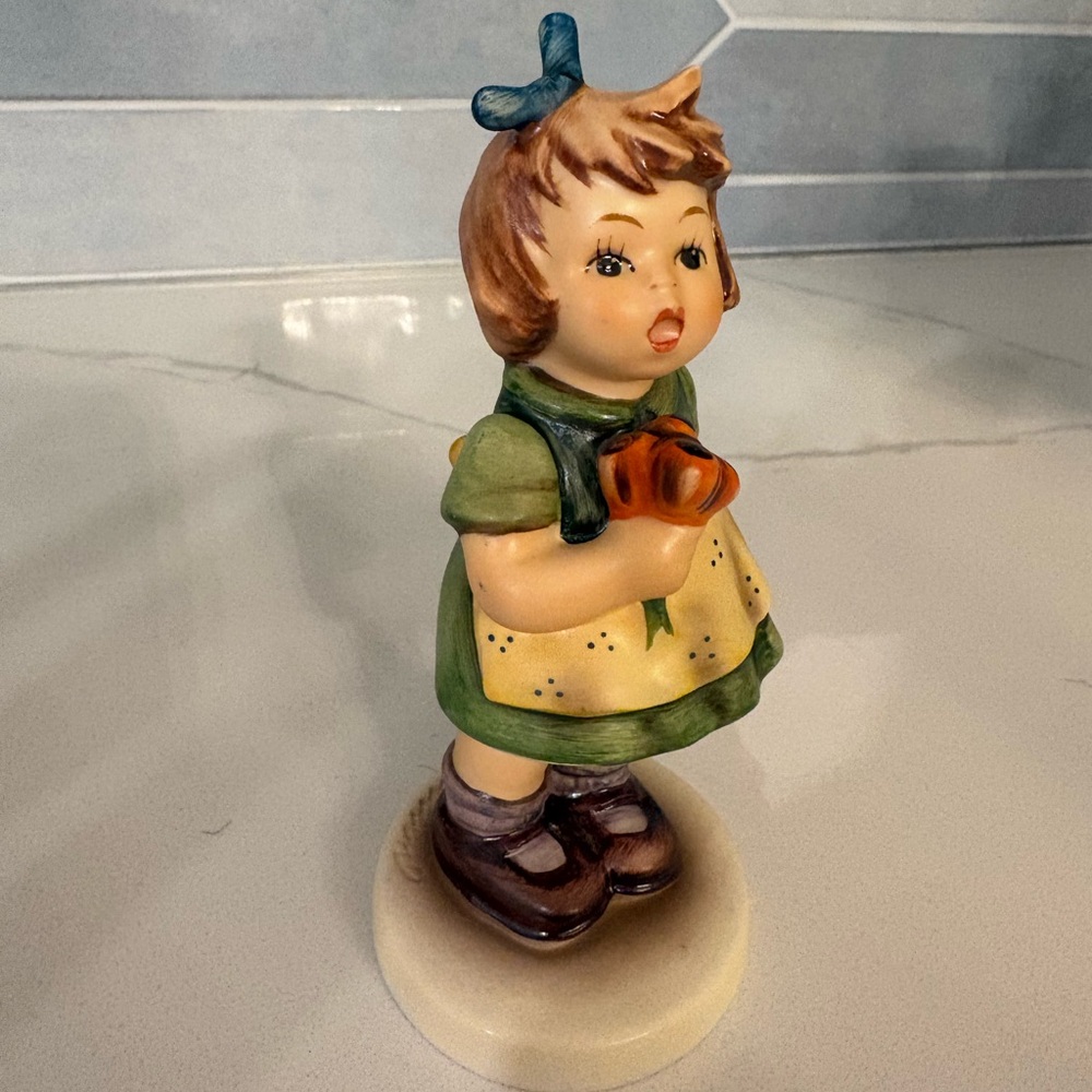 Hummel Figurine "THE SURPRISE" HUM #431 TMK6 Goebel Germany MIB B989